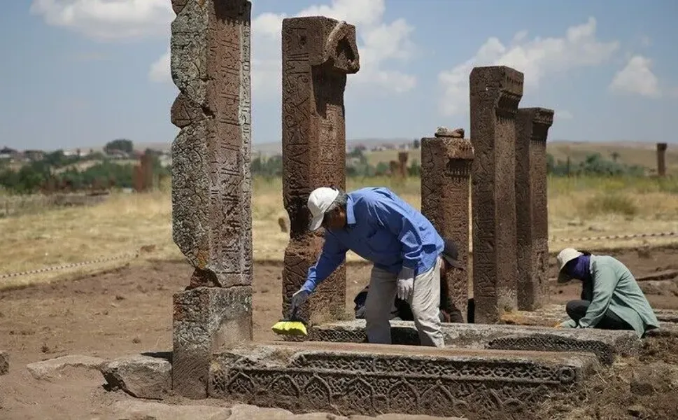 Bitlis'teki Selçuklu Meydan Mezarlığı'nda yeni mezarlar gün yüzüne çıkarıldı
