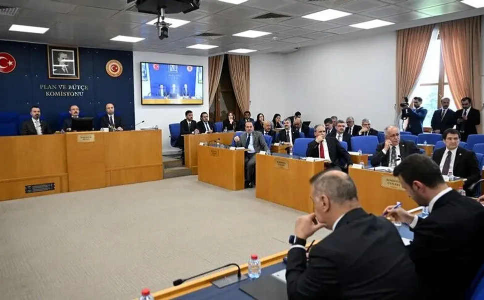 En düşük emekli aylığının artırılmasına yönelik düzenlemeyi de içeren kanun teklifi komisyonda