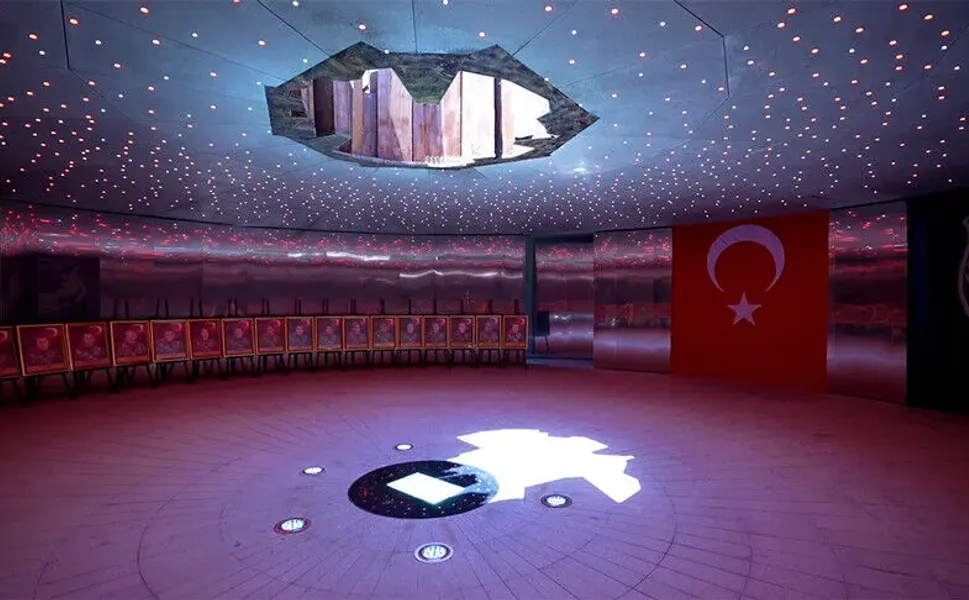 Özel Harekat Başkanlığı 15 Temmuz Şehitler Anıtı : 51 kahraman, 52 ayna