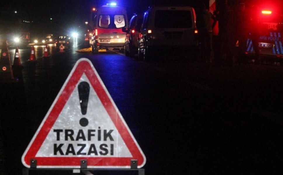 Ehliyetsiz ve alkollü sürücü polis aracıyla çarpıştı: 2'si polis 3 yaralı