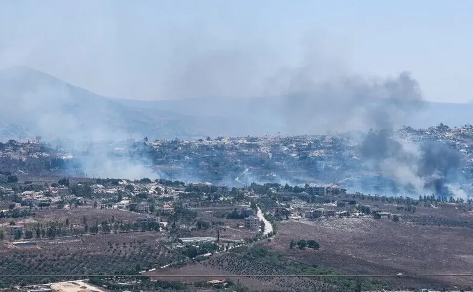 İsrail ordusunun Lübnan'ın güneyinde evleri yaktığı ve patlamalar gerçekleştirdiği bildirildi