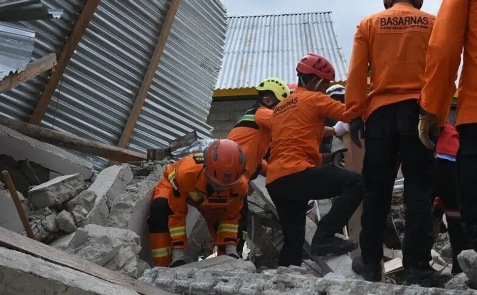 Endonezya'da 7,7 büyüklüğündeki depremde can kaybı 71'e yükseldi