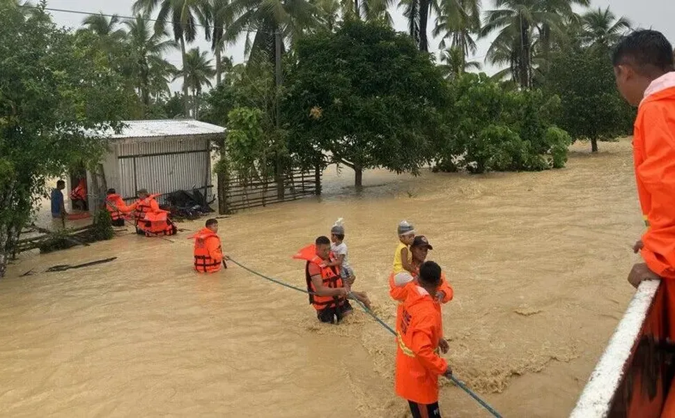 Filipinler'de tropikal siklonlar ve muson yağmurları nedeniyle 12 kişi hayatını kaybetti
