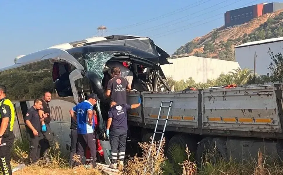 Muğla'da yolcu otobüsü ile tırın çarpıştığı kazada 2 kişi öldü, 18 kişi yaralandı