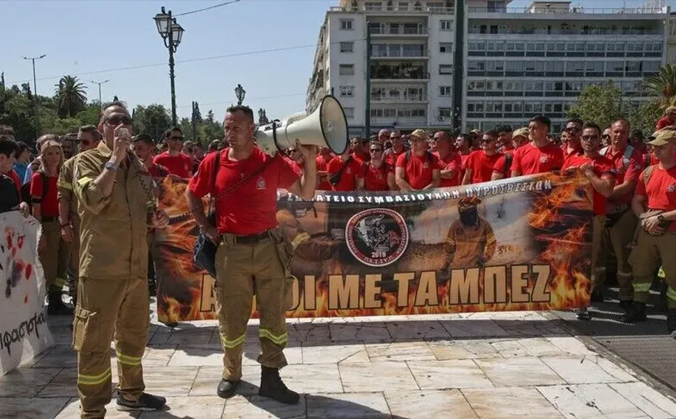 Yunanistan'da mevsimlik itfaiyeciler 12 ay istihdam talebiyle gösteri düzenledi