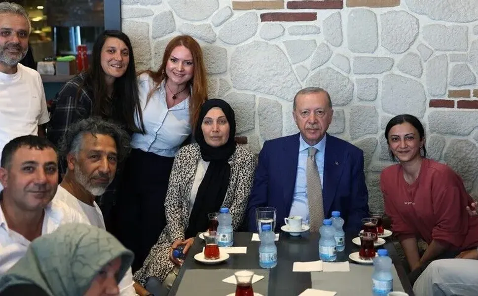 Cumhurbaşkanı Erdoğan, Üsküdar'da esnafı ziyaret etti