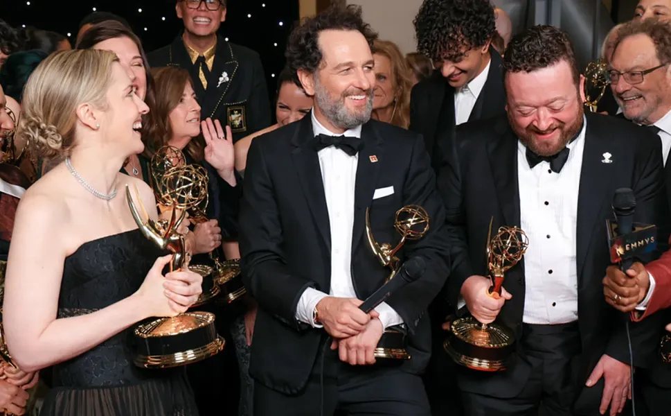 Korku ve Kahkahanın Zirvesi: Matthew Rhys Çifte Ödülle Geceye Damga Vururken, Gözden Kaçan Dizi Ödülleri Topladı!