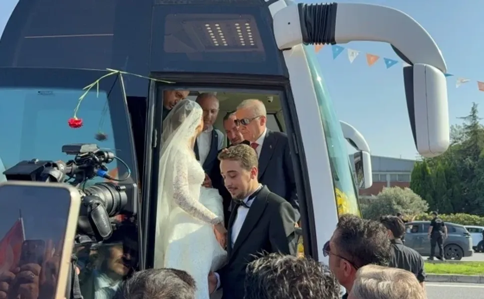 Düğün yerine Cumhurbaşkanı Erdoğan'ı karşılamaya gittiler: İşte o anlar..