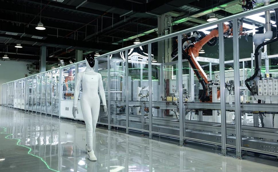 Bilim Kurgu Gerçek Oldu: Fabrikadan Yürüyerek Çıkan Robot Kendi Benzerlerini Üretiyor!