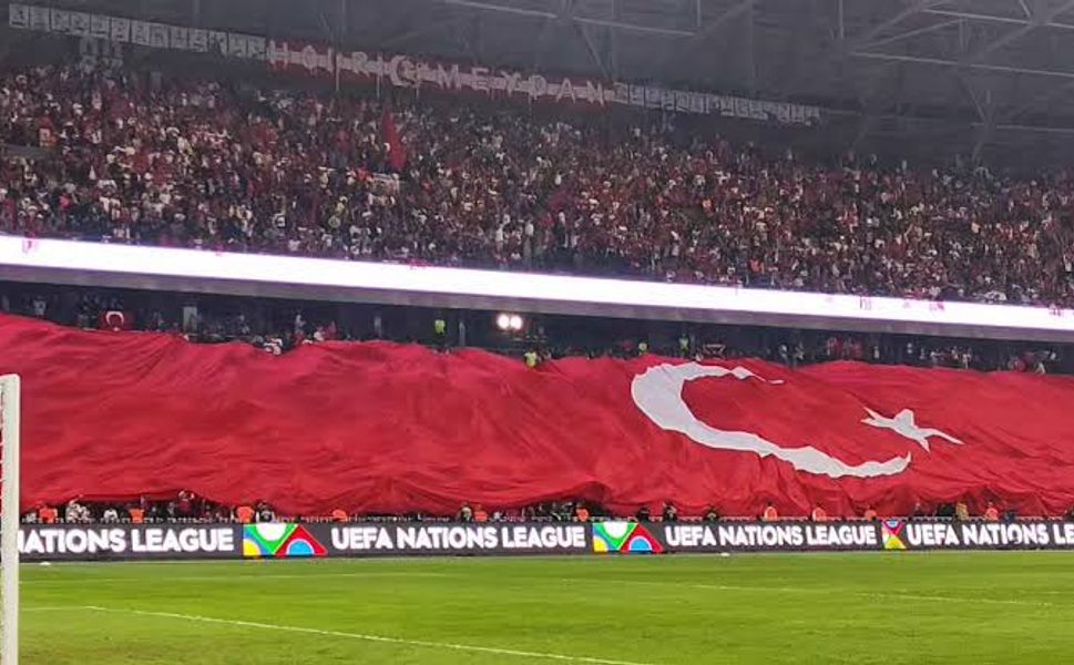 Kocaeli’de milli maç öncesi dev Türk bayrağı açıldı