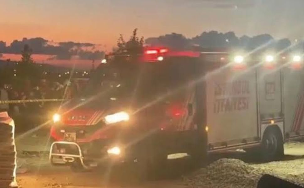Büyükçekmece’de inşaat alanında toprak kayması: 1 işçi göçük altında