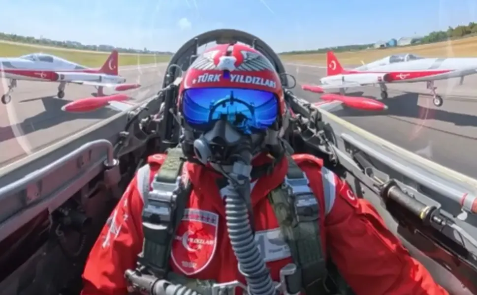 Türk Yıldızları'ndan Romanya'da nefes kesen gösteri uçuşu.. İşte o anlar!