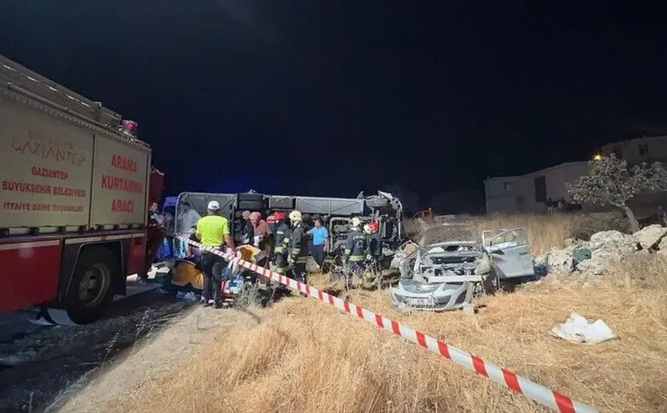 Gaziantep’te yolcu midibüsü ile otomobil çarpıştı: 7 ölü, 13 yaralı