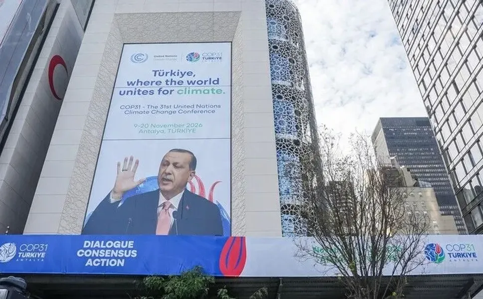 Cumhurbaşkanı Erdoğan'ın yer aldığı COP31 tanıtım afişleri Türkevi'ne asıldı