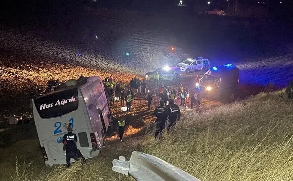 Yolcu otobüsü tarlaya girdi: 24 yaralı... İşte detaylar!
