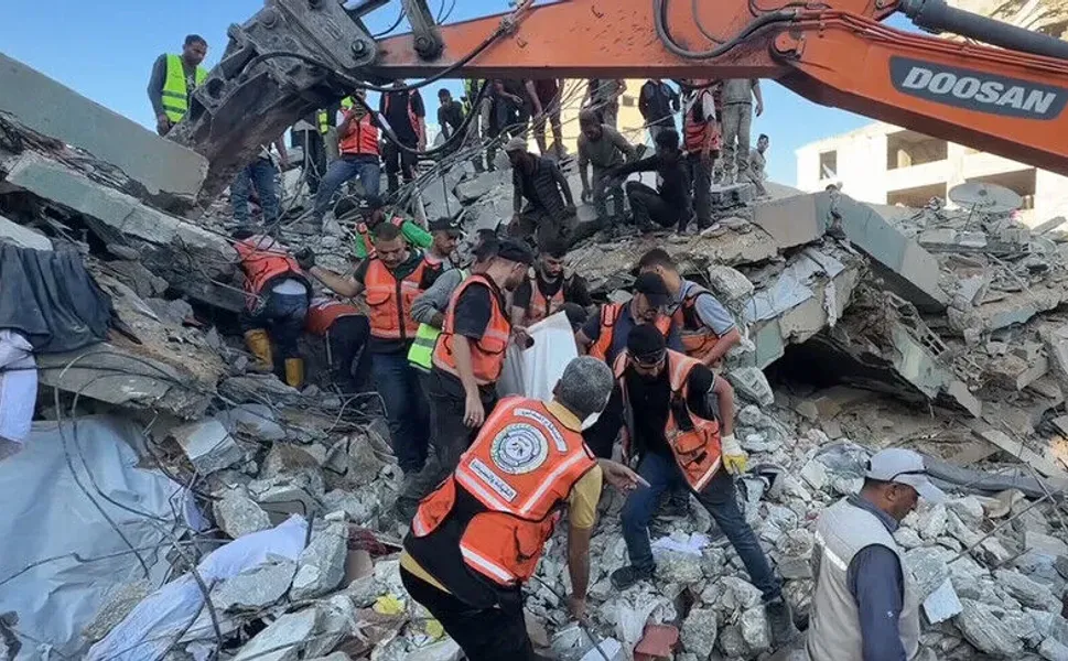 İsrail saldırısının izlerini taşıyan bina çöktü