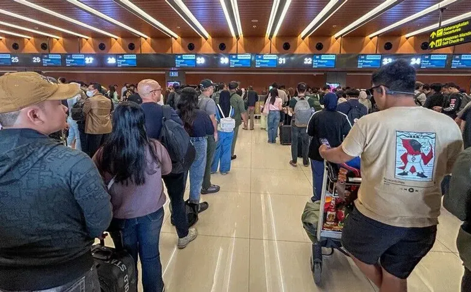 Endonezya’daki yanardağ patlaması sonrası 1500’den fazla uçuş iptal edildi! 170 binden fazla yolcu mahsur kaldı..