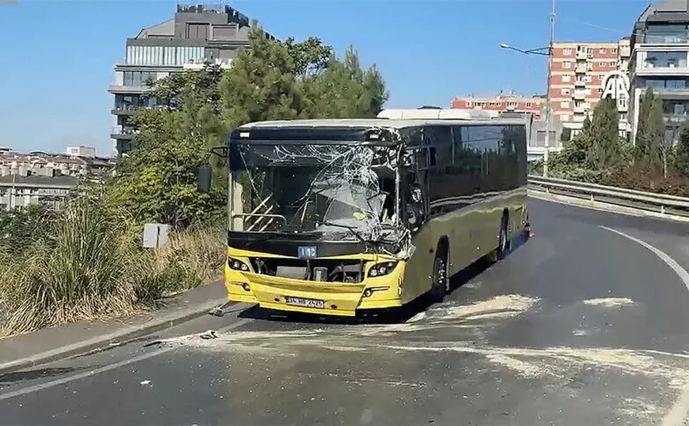 İstanbul’da korkutan kaza: İETT otobüsü ile iş makinesi çarpıştı!