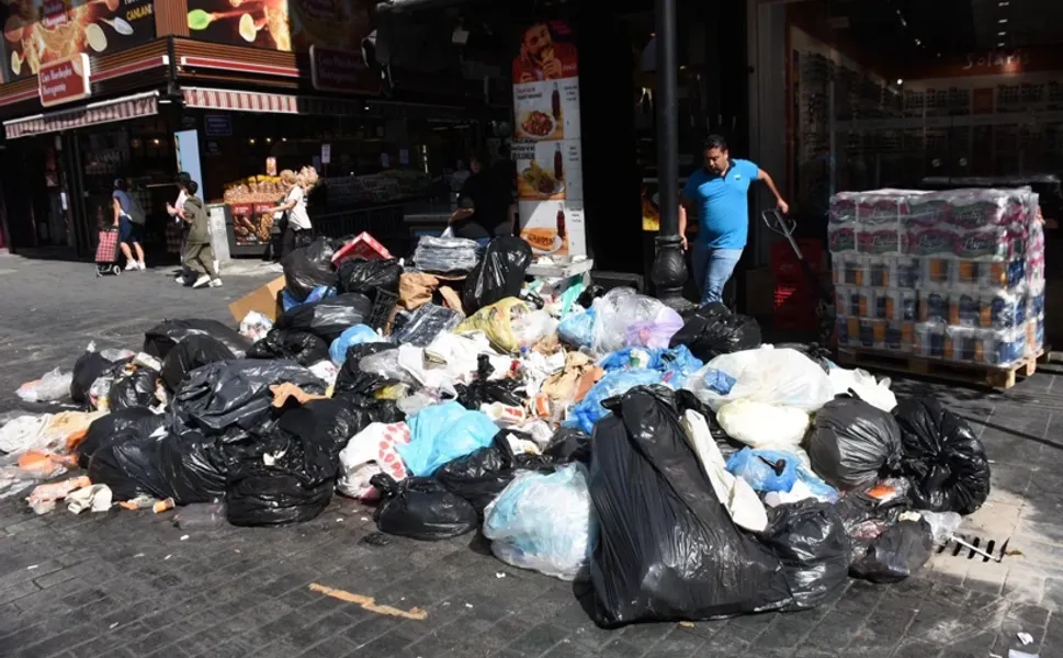 Karşıyaka’da çöp krizi: İhaledeki karışıklık sokakları çöp yığınlarına çevirdi... İşte o anlar!