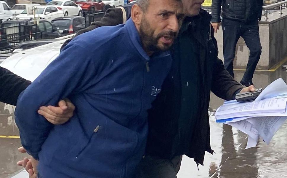 Bayrak provokasyonunda şaşırtan gerçek: Çöpe atan da paylaşan da aynı kişi çıktı!