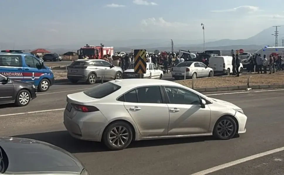 Kahramanmaraş'ta MHP konvoyunda kaza: 1 ölü, 7 yaralı!