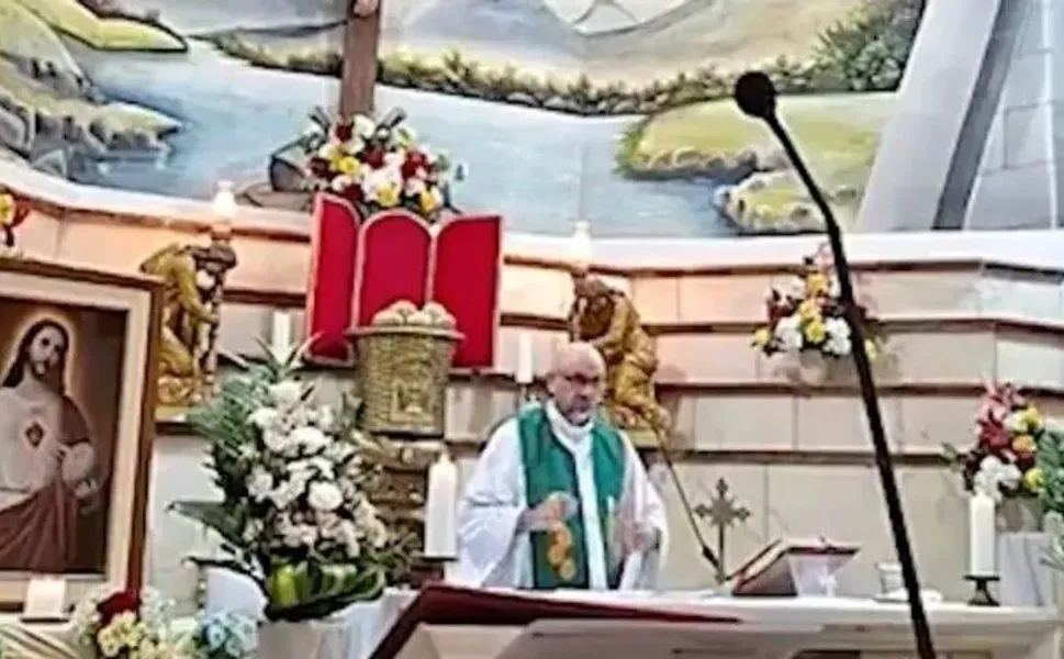 Ekvador'da ayin sırasında üzerine haç devrilen rahip hayatını kaybetti!