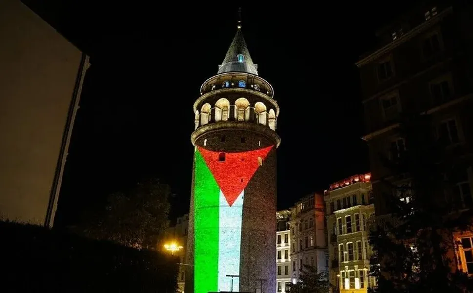 Galata Kulesi Filistin bayrağının renklerine büründü