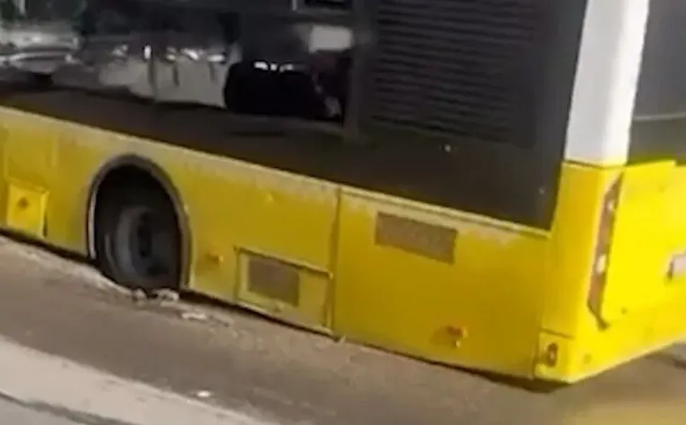 Maltepe'de yol çökmesi: İETT otobüsü çukura düştü!