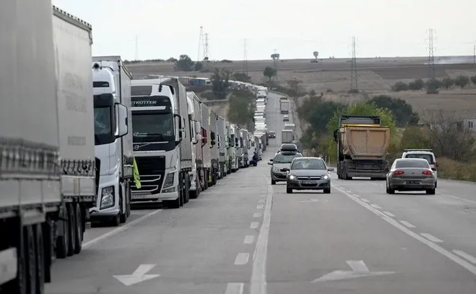 Sınır kapısında yoğunluk: Hamzabeyli’de tır kuyruğu 27 kilometre