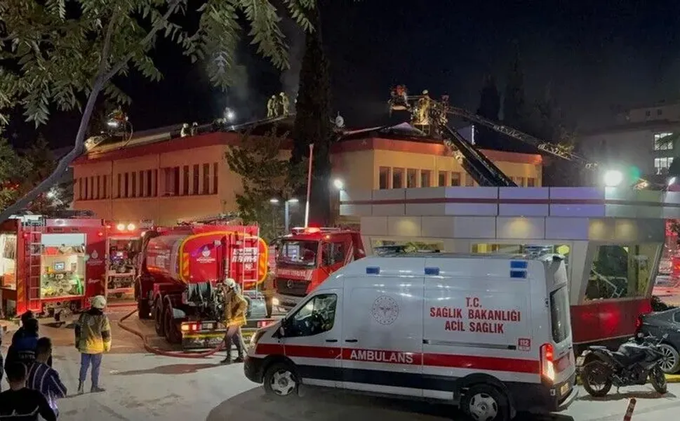 Kartal Koşuyolu Hastanesi'nin çatısında yangın çıktı