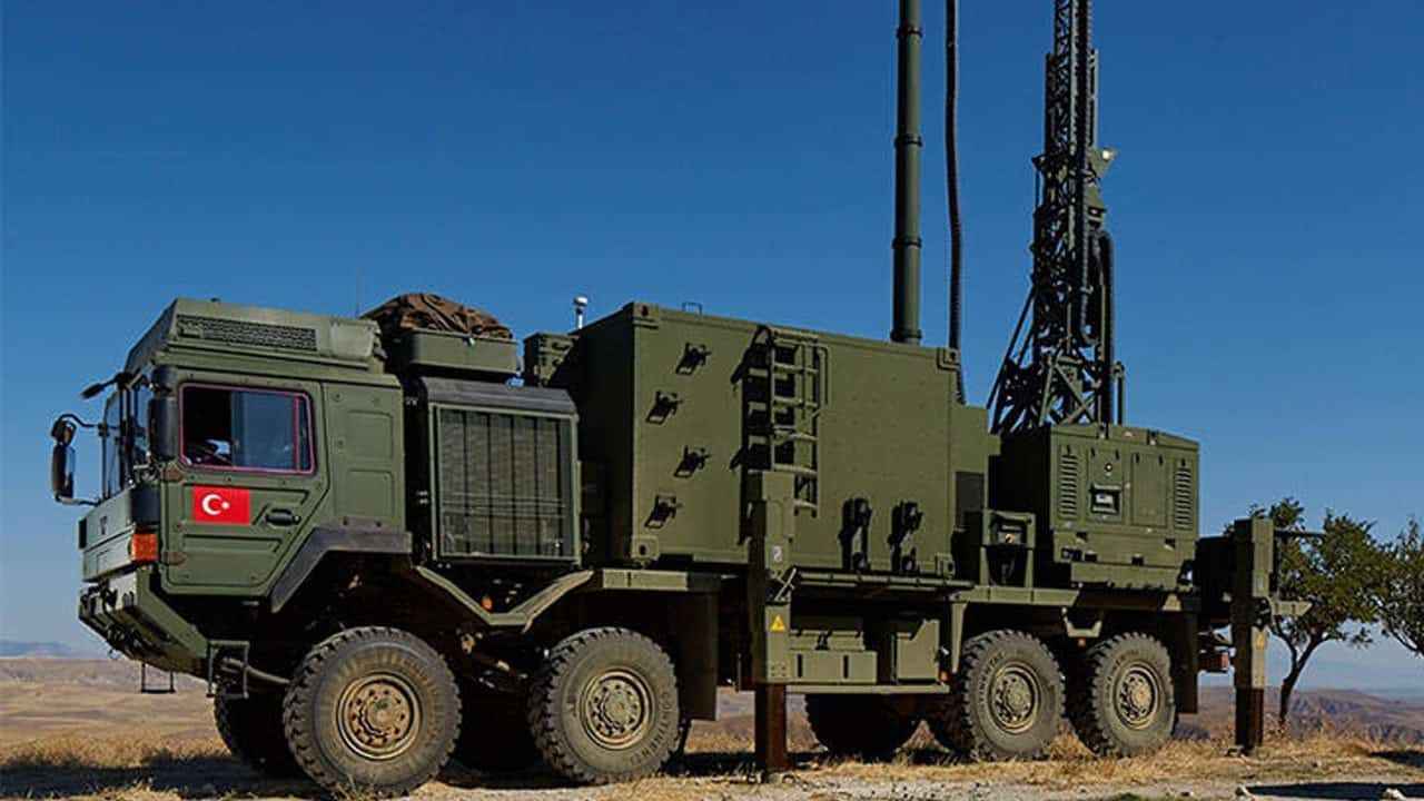 <p>Koral, askeri araçlara entegre edilen ve geniş frekans bandında görev yapabilen bir radar sistemi. Milli ve yerli sistem olan Koral, radarları kör etmek, iletişimi kesmek ve diğer bilgisayarlı sistemleri işlevinden uzaklaştırmak için geliştirildi.</p>