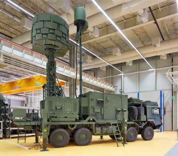 <p>Elektronik destek aracı, hedefi çok sıkı bir şekilde takip edip hangi bantta yayın yaptığını bulduktan sonra o banttaki elektronik taarruz aracına gereken bilgileri aktarılıyor. Ve hedef, elektronik taarruz aracı tarafından hedef işlevini yapamayacak hale getirilir.</p>