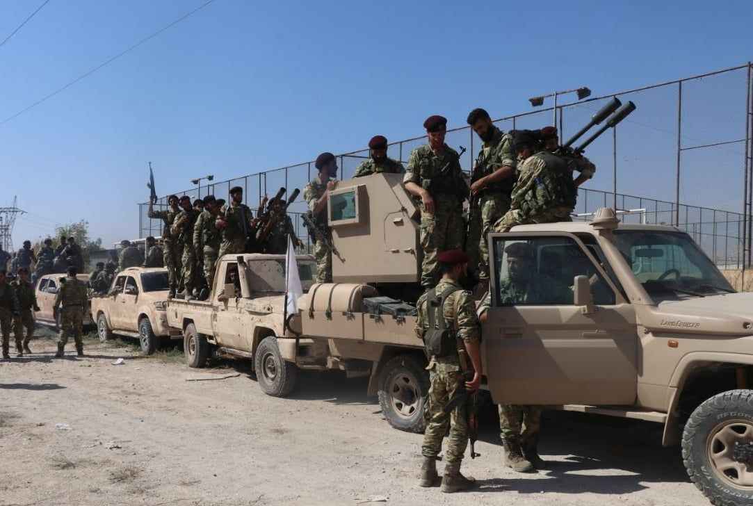 <p>Türk Silahlı Kuvvetlerinin (TSK) dün terör örgütlerine yönelik başlattığı Barış Pınarı Harekatı kapsamında, SMO unsurları Fırat Nehri'nin doğusunda YPG/PKK'lı teröristlerin işgalindeki bölgelere girdi.</p>