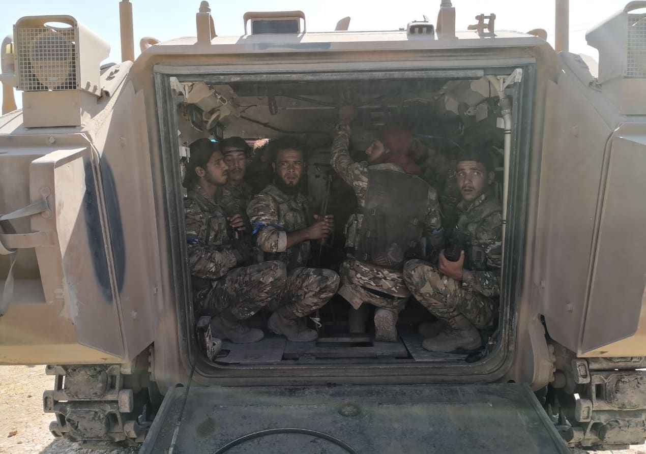 <p>Türk Silahlı Kuvvetlerinin (TSK) terör örgütlerine yönelik başlattığı harekat kapsamında, SMO unsurları Şanlıurfa'nın Akçakale ilçesinden Fırat Nehri'nin doğusunda YPG/PKK'lı teröristlerin işgalindeki bölgelere girdi.</p>