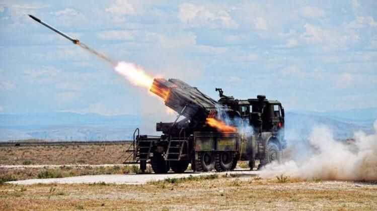 <p>T-300 Kasırga Topçu Roketi, 65 ila 100+ kilometre menzile sahip ve 525 kilogram-590 kilogram ağırlığında. Harp başlığı ağırlığı 150 kilogram olan T-300 Kasırga Topçu Roketi, 70 metre etki yarı çapına sahip. Kasırga K ise 35 ila 120 kilometre menzile sahip ve 585 kilogram ağırlığında. Harp başlığı ağırlığı 105 kilogram olan Kasırga K , 60 metre etki yarı çağına sahip.</p>