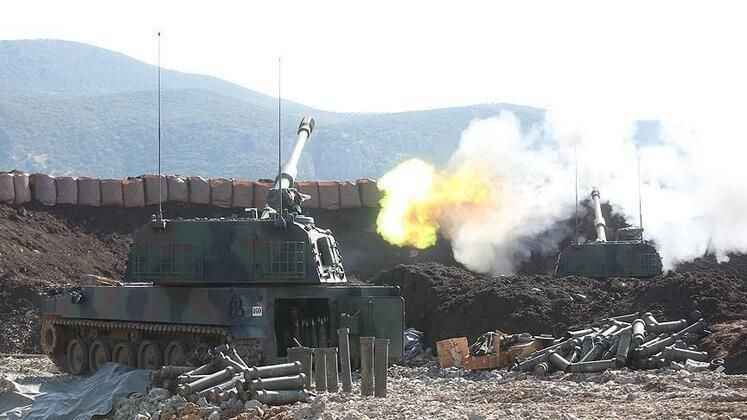 <p>
  <strong>T-155 FIRTINA OBÜSÜ</strong>
</p>
<p>NATO standardı her cins 155 mm obüs mühimmatını kullanabilen Fırtına, 48 adet silah payı kıt`a yükü mühimmata sahiptir. Elektrikle çalışan ve elektonik olarak kontrol edilen otomatik mermi doldurma sistemi sayesinde obüs; ani atış için 15 saniyede 3 atım ve sürekli atış için dakikada 2 atım gerçekleştirebiliyor.</p>
<p>Üzerine monte edilmiş 12 adet hidro-pnömatik süspansiyon ünitesi ve tekerlerinden oluşan gelişmiş süspansiyon sistemi sayesinde engebeli arazi dahil her türlü arazide rahatça harekat icra edebilmekte.</p>