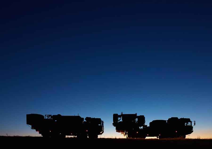 <p>Askeri araçlara entegre edilen ve geniş frekans bandında görev yapabilen bir radar sistemi olan Koral, radarları kör etmek, iletişimi kesmek ve diğer bilgisayarlı sistemleri işlevinden uzaklaştırmak için geliştirildi. Koral, bir elektronik destek aracı ve 4 elektronik taarruz aracından oluşuyor. Elektronik destek aracı, hedefi çok sıkı bir şekilde takip edip hangi bantta yayın yaptığını bulduktan sonra o banttaki elektronik taarruz aracına gereken bilgileri aktarılıyor. Ve hedef, elektronik taarruz aracı tarafından hedef işlevini yapamayacak hale getirilir. Yerli hava savunma sistemi Koral, Suriye sınır hattına sevk edilerek aktif hale getirilmişti. Sistemin menzilinin yaklaşık 200 kilometre olduğu belirtiliyor.</p>