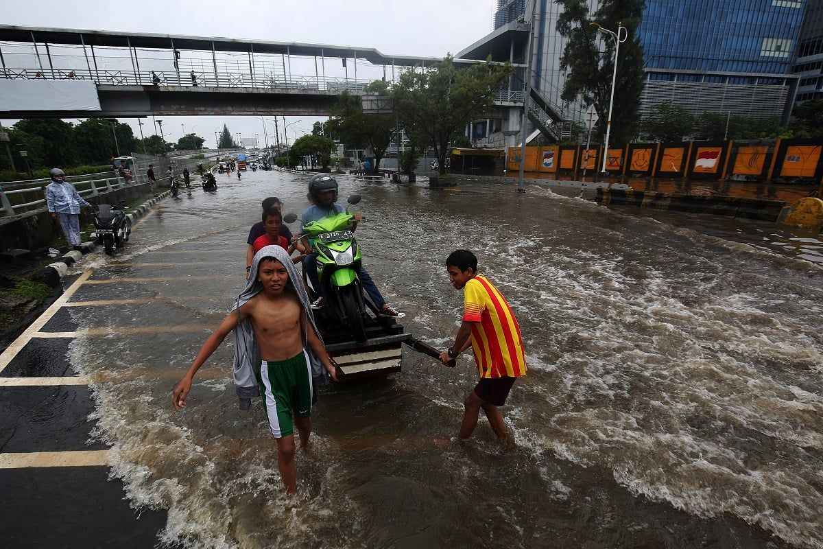 <p>BNPB Sözcüsü Agus Wibowo, şiddetli ve kesintisiz yağışların, bazı bölgelerde toprak kayması ve nehirlerin taşmasına neden olduğunu belirtti.</p>