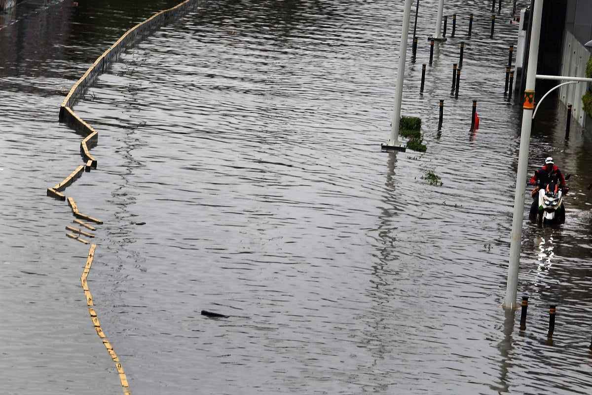 <p>Ekvator kuşağındaki Endonezya'da, özellikle ekim ve nisan arasındaki görülen şiddetli yağışlar nedeniyle sıklıkla su baskınları ve heyelanlar yaşanıyor.</p>