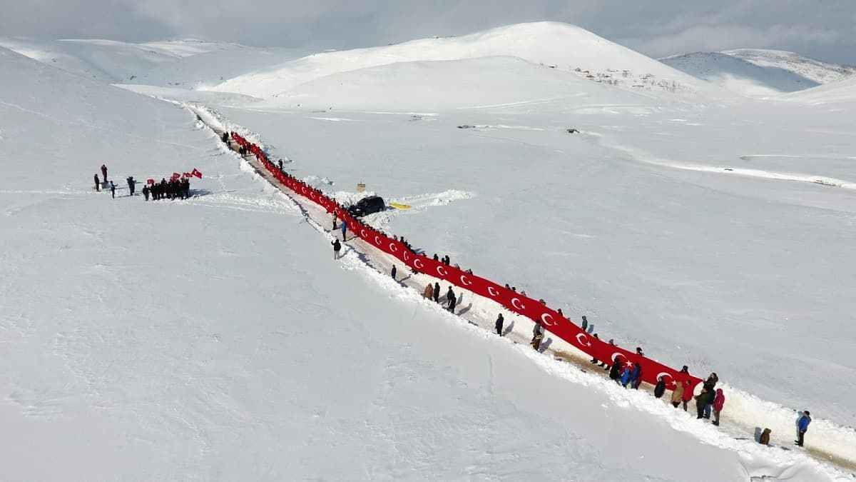 <p>Kümbet Şehitliği'nde bir araya gelen protokol üyeleri ve vatandaşlar, ellerinde Türk bayraklarıyla yaklaşık 2 kilometre yürüdü.</p>