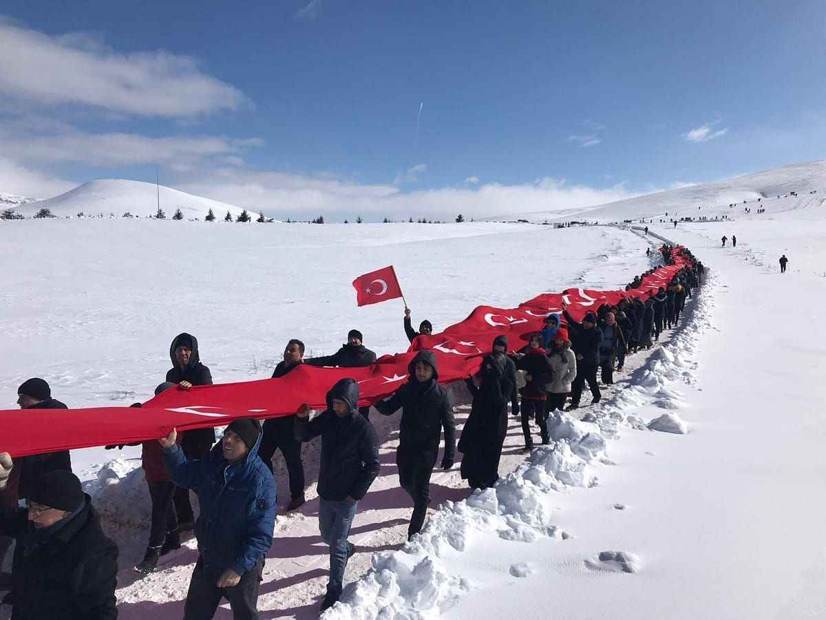 <p>Kano kulübü sporcuları ve güvenlik güçlerinin de yer aldığı yürüyüşte, yaklaşık 150 metre uzunluğunda Türk bayrağı açıldı.</p>