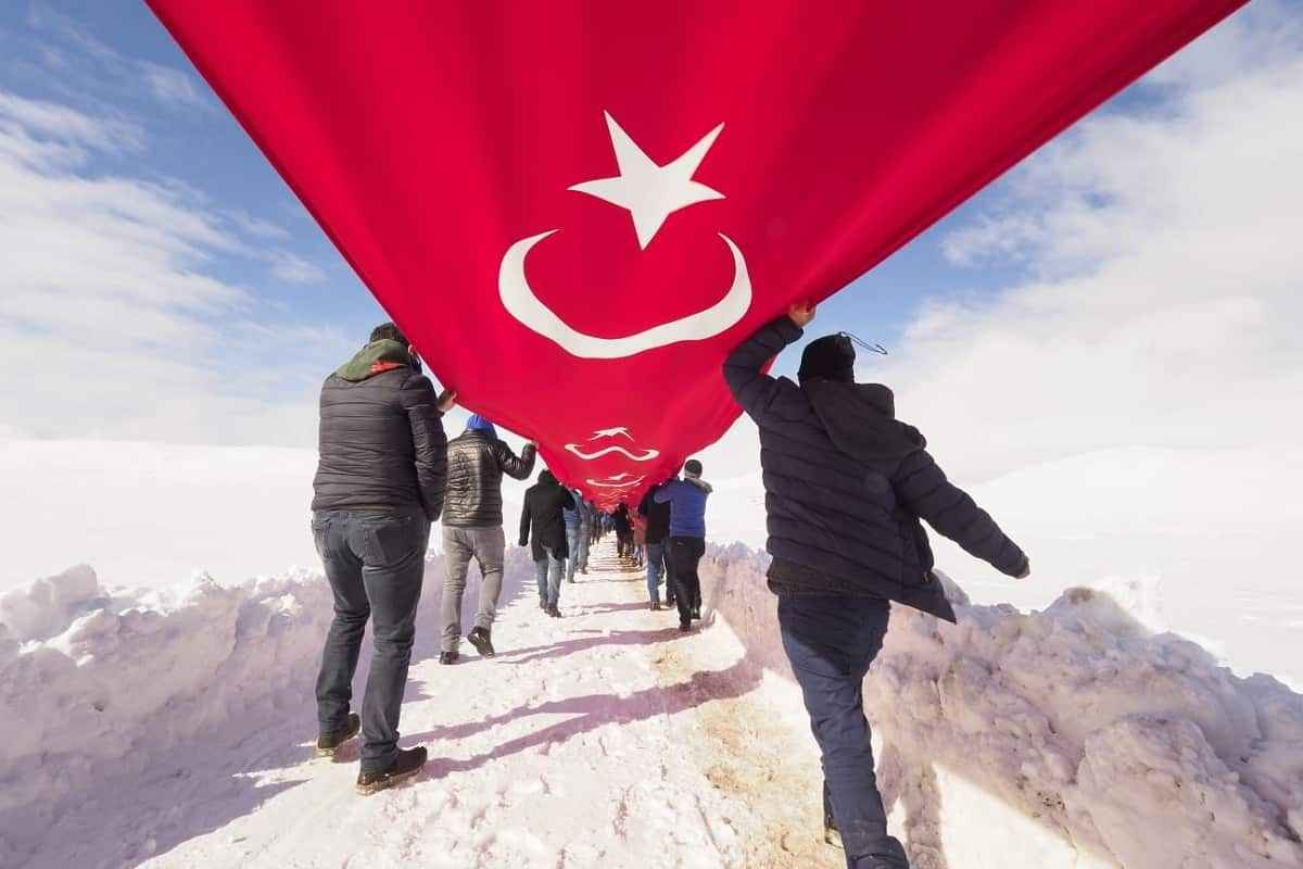 <p>Aybastı Belediye Başkanı Beytullah Geçtan, gazetecilere yaptığı açıklamada, Türk bayrağına yapılan saygısızlığın asla kabul edilemeyeceğini belirterek,</p>