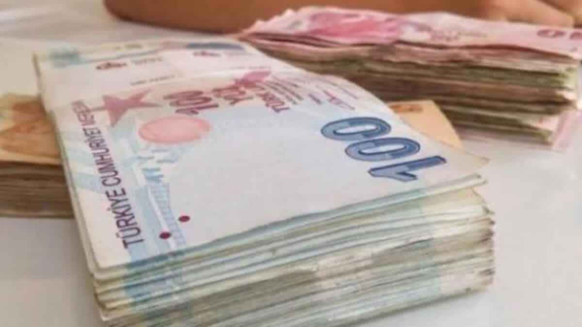 <p>
  <strong>TEB'DEN PROMOSYON AÇIKLAMASI</strong>
</p>
<p>Türk Ekonomi Bankası (TEB),yeni kampanyası ile emekli maaşını taşıyan ve 10 emekliyi TEB Emekli Bankacılığı ailesine katan müşterilerine 2 bin 500 TL'ye varan promosyon verecek. TEB'in, 10 Şubat itibarıyla Sosyal Güvenlik Kurumu (SGK) emeklisi olup emekli maaşını taşıyan müşterilerine yönelik başlattığı kampanya kapsamında, maaşı 999 TL'ye kadar olan emekliler 850 TL, 1000 TL ile 1999 TL arasında maaş alan emekliler ise 925 TL promosyon avantajından yararlanacak. Emekli maaşı 2 bin TL ve üzeri olan emekliler ise 1000 TL promosyon alabilecek. TEB'in kampanyasından yararlanmak isteyen emeklilerin en az 2 adet yeni otomatik fatura ödeme talimatı vermesi ve ayrıntılı bilgi için TEB şubelerine başvurması gerekiyor.</p>