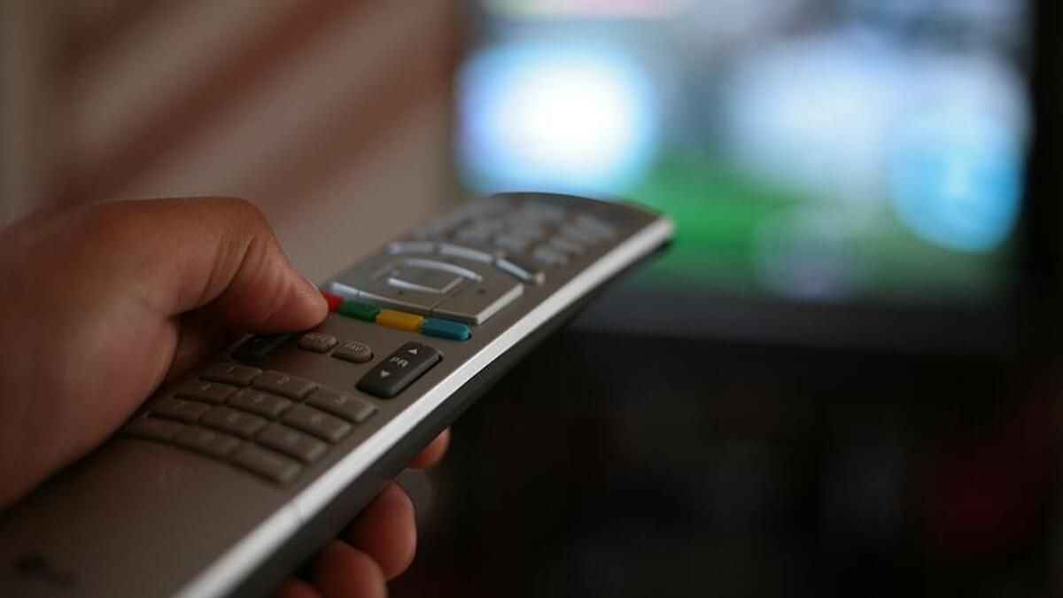 <p>
  <strong>2 MART PAZARTESİ REYTİNG SONUÇLARI</strong>
</p>
<p>2 Mart tüm kanallara ait reyting sonuçları açıklandı. Günlük olarak yayınlanan ve Total, AB ve 20+ABC1 olarak ölçülen reyting sonuçlarına göre sıralama belli oldu. İşte Pazartesi reyting sonuçları listesi...</p>
<p>
  <strong>2 MART PAZARTESİ TOTAL REYTİNG SONUÇLARINA GÖRE 10 PROGRAM</strong>
</p>
<ul>
<li>1 FATIH PORTAKAL ILE FOX ANA HABER FOX</li>
<li>2 CUKUR SHOW</li>
<li>3 SEFIRIN KIZI STAR</li>
<li>4 YASAK ELMA FOX</li>
<li>5 MUGE ANLI ILE TATLI SERT ATV</li>
<li>6 YASAK ELMA (ÖZET) FOX</li>
<li>7 ESRA EROL'DA ATV</li>
<li>8 SURVIVOR TV8</li>
<li>9 ZALIM ISTANBUL KANAL D</li>
<li>10 SHOW ANA HABER SHOW</li>
</ul>