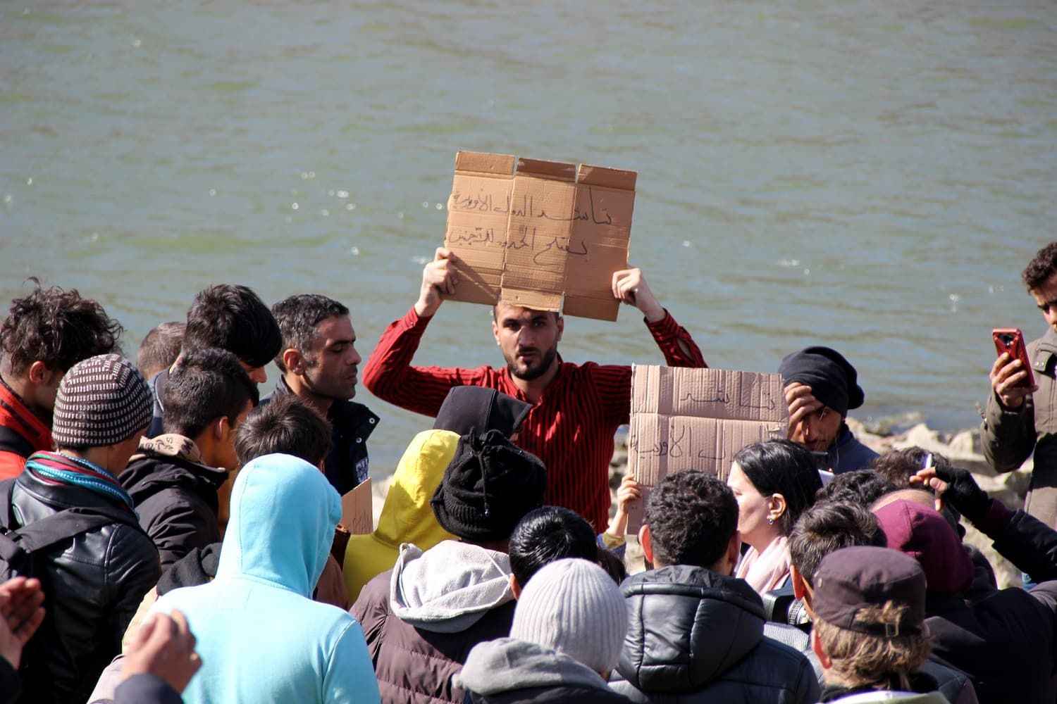 <p>Ülkelerindeki zor şartlar nedeniyle yollara düştüklerini anlatan Yusufi, "Bizler de insanız. Biz sadece Avrupa'ya gitmek istiyoruz. Kötü durumda onlar olsaydı, bizler onlara yardım ederdik." dedi.</p>