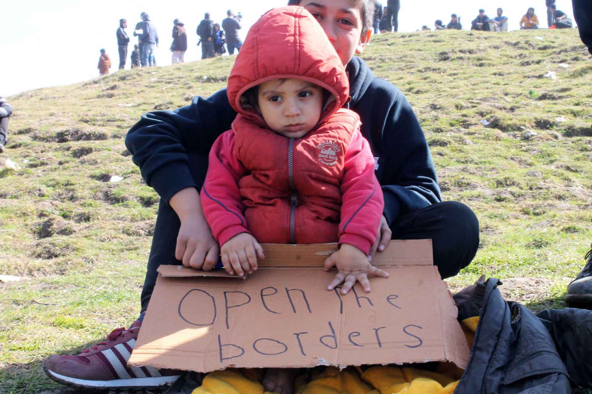 <p>Pakistanlı 11 yaşındaki Muhammed Şerifi de zor şartlarda sınırı geçmeye çalıştıklarını belirterek, "Geceler çok soğuk, uyuyamıyoruz. Hepimiz korkuyoruz. Kapılar açılsın. Biz Avrupa'ya geçmek istiyoruz." diye konuştu.</p>