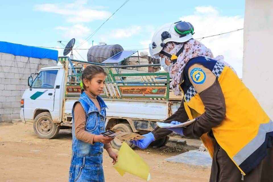 Beyaz Baretliler İdlib halkını koronavirüse karşı bilinçlendiriyor