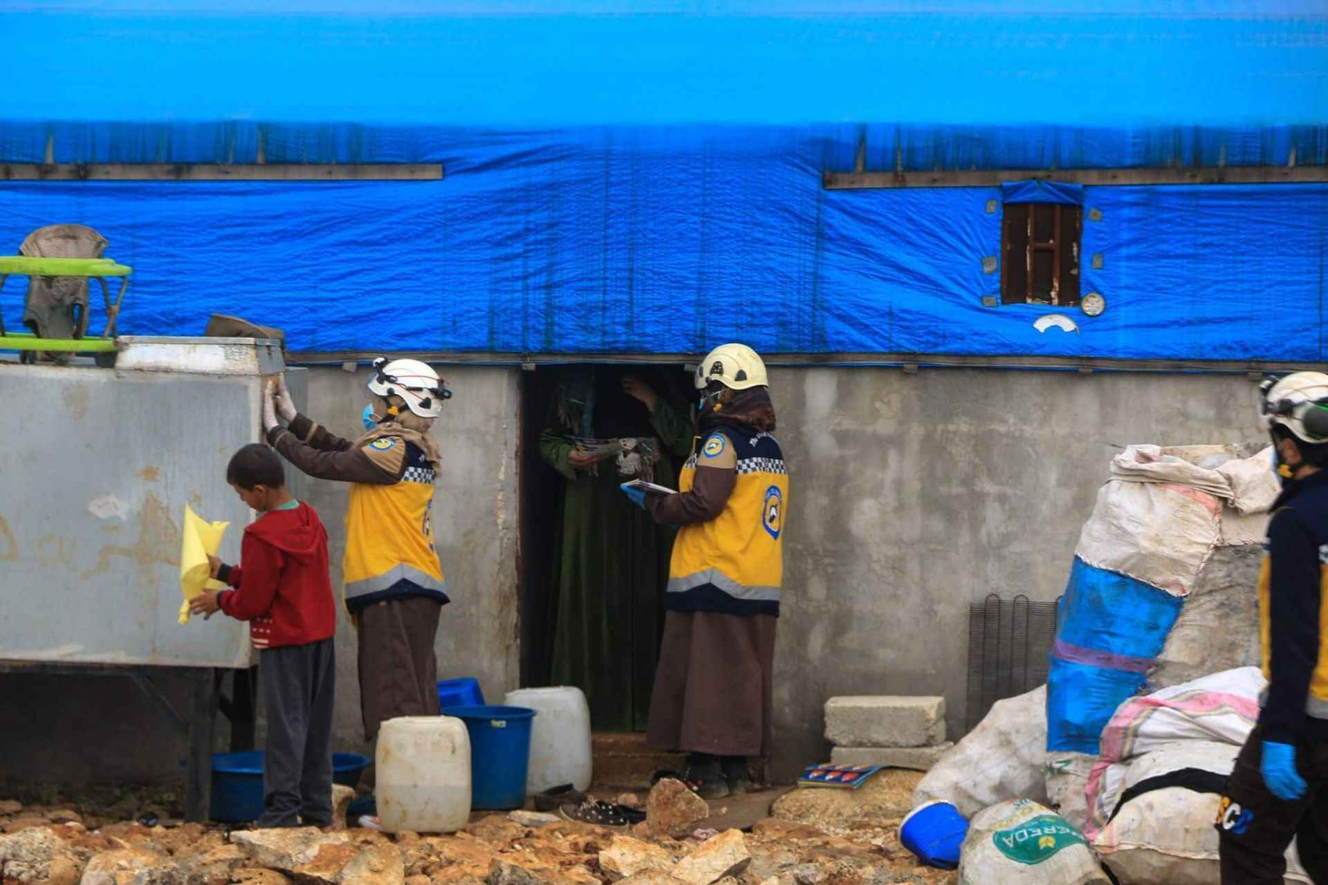 Beyaz Baretliler İdlib halkını koronavirüse karşı bilinçlendiriyor