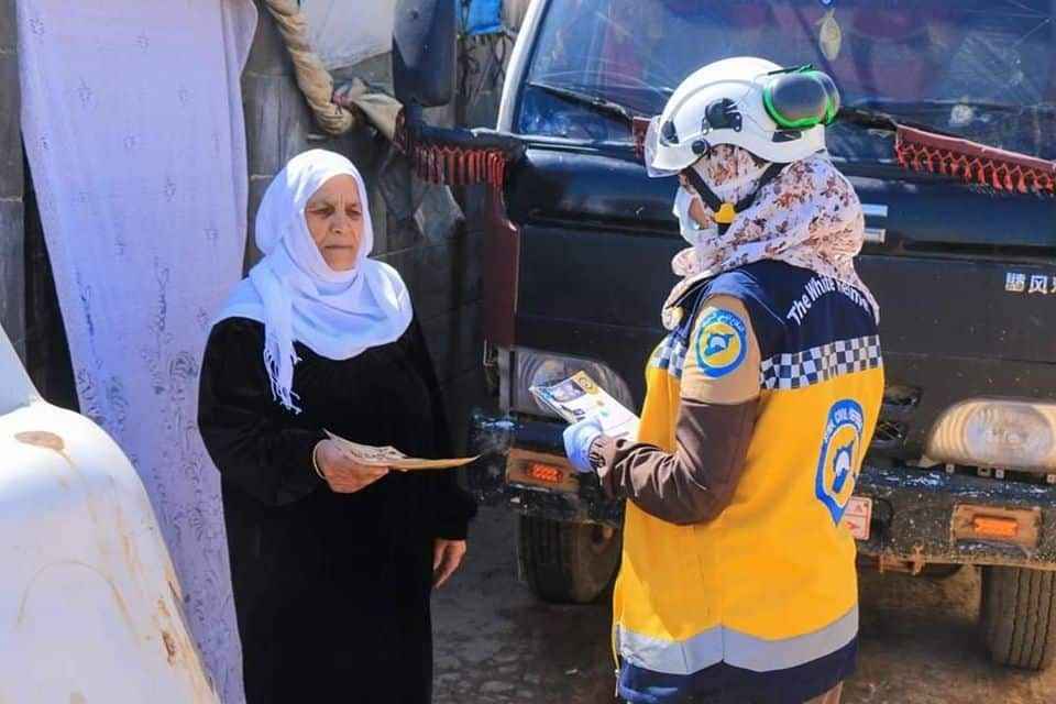 Beyaz Baretliler İdlib halkını koronavirüse karşı bilinçlendiriyor