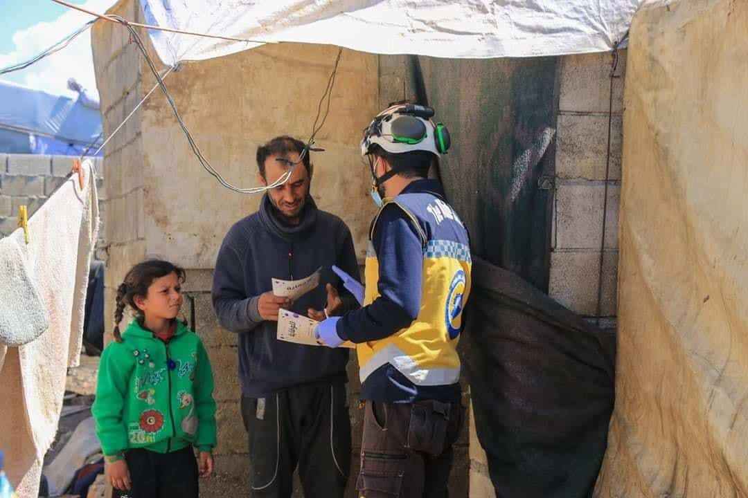 Beyaz Baretliler İdlib halkını koronavirüse karşı bilinçlendiriyor